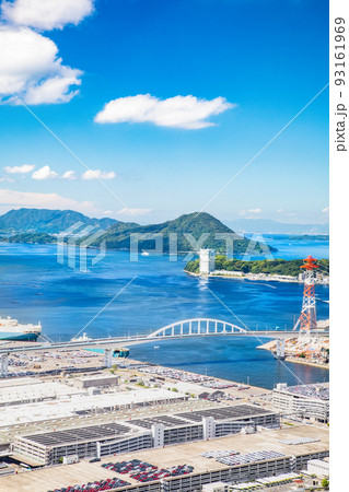 広島市街地の遠景風景です。元宇品公園、似島等市内の瀬戸内海沿岸部を展望。紺碧の空と海をご覧下さい。 93161969