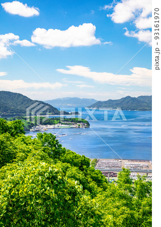 広島市南区の黄金山から東方面の坂町や遠くは倉橋島方面を展望しています。紺碧の空と海をご覧下さい。 93161970