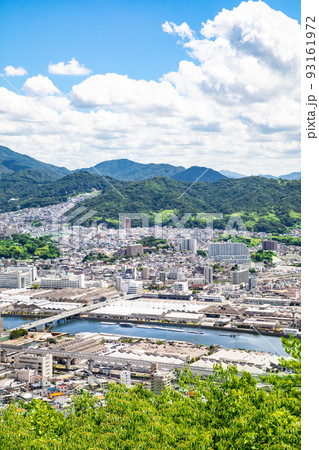 猿猴川に架かる仁保橋から東方面を展望しています。府中町、向洋駅、青崎方面が見えます。精密画像 猿猴川に架かる仁保橋から東方面を展望しています。府中町、向洋駅、青崎方面が見えます。精密画像 93161972