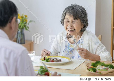 食事をするシニアの女性 93161989