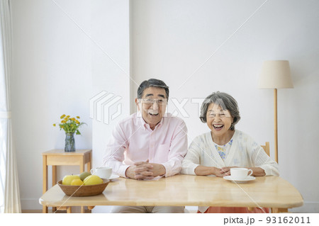 カメラ目線で笑顔のシニアの夫婦　ポートレート 93162011