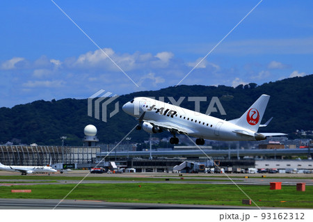 大阪国際空港　離着陸する旅客機 93162312