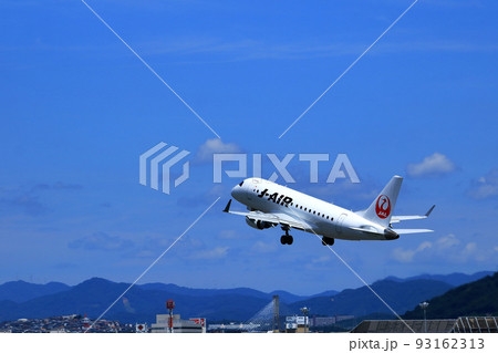大阪国際空港　離着陸する旅客機 93162313