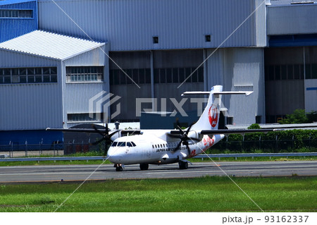 大阪国際空港　離着陸する旅客機 93162337