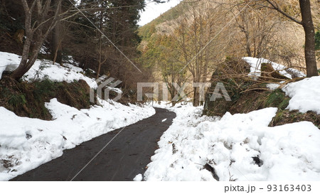 冬景色の雪道の自然風景（残雪の雪景色） 93163403