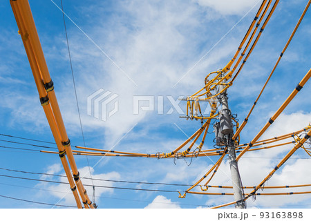 青空と電線防護管 93163898