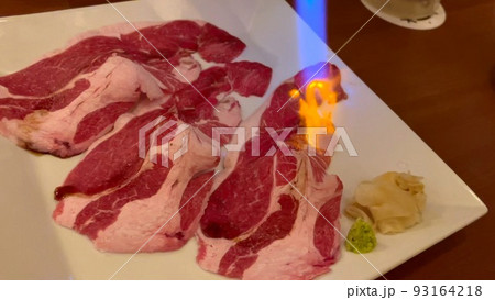ラムの肉寿司をバーナーで炙っている。 93164218