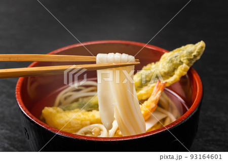 天ぷらうどん　 Tempura in Udon noodle soup japanese food 93164601