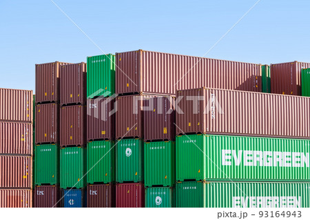 山積みにされる大型コンテナ 93164943