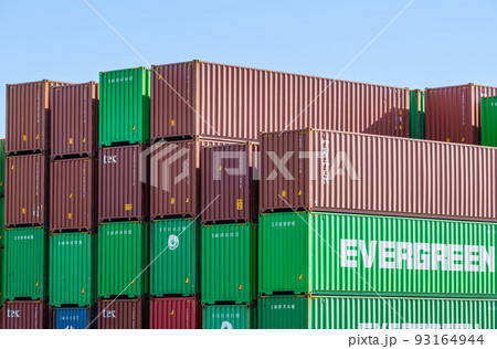 山積みにされる大型コンテナ 93164944