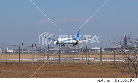 成田空港飛行機到着 93165097