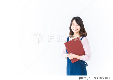 エプロンを着た家事代行の若い女性 93165301