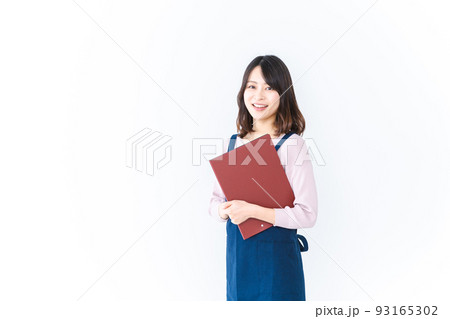 エプロンを着た家事代行の若い女性 エプロンを着た家事代行の若い女性 93165302