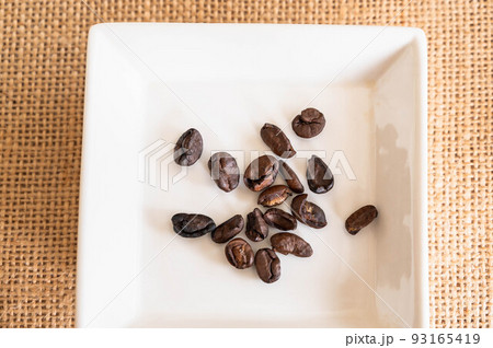 選別して取り除いたコーヒー豆 93165419
