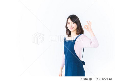 エプロンを着てOKサインを示す若い女性 93165438