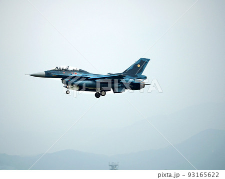 上空で飛行訓練する航空自衛隊のF2戦闘機 93165622