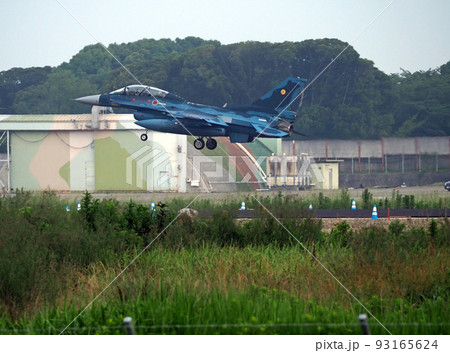 福岡県築上郡の航空自衛隊築城基地で飛行訓練する戦闘機 福岡県築上郡の航空自衛隊築城基地で飛行訓練する戦闘機 93165624