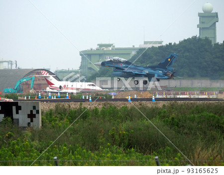 福岡県築上郡の航空自衛隊築城基地とFー2戦闘機 93165625