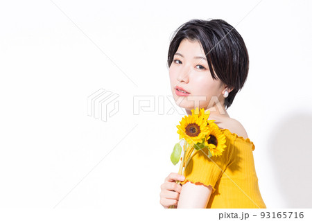 ビューティーイメージ ひまわりを持っている女性のポートレート ビューティーイメージ ひまわりを持っている女性のポートレート 93165716