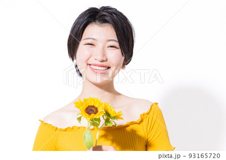 ビューティーイメージ ひまわりを持っている女性のポートレート 93165720