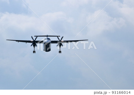 大阪国際空港　ANA　ボンバルディア　DHC8-Q400 プロペラ機　着陸態勢　千里川尻 93166014