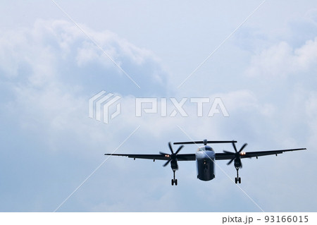 大阪国際空港　ANA　ボンバルディア　DHC8-Q400 プロペラ機　着陸態勢　千里川尻 93166015