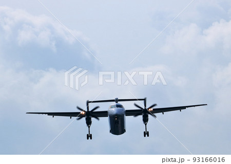 大阪国際空港　ANA　ボンバルディア　DHC8-Q400 プロペラ機　着陸態勢　千里川尻 93166016
