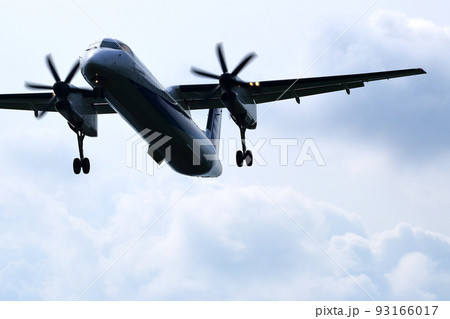 大阪国際空港　ANA　ボンバルディア　DHC8-Q400 プロペラ機　着陸態勢　千里川尻 93166017