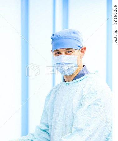 The masked surgeon smiles. 93166206