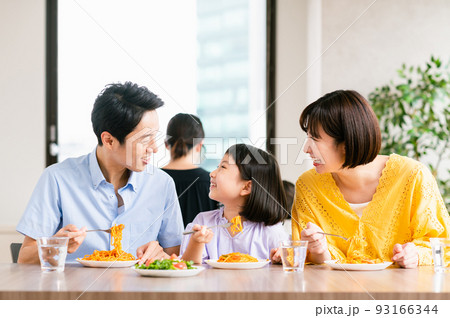 ファミレスで食事する若い家族 ファミレスで食事する若い家族 93166344