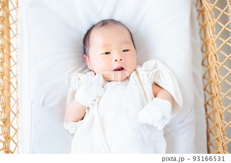 ゆりかごの赤ちゃん　新生児　生後15日 93166531