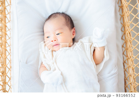 ゆりかごの赤ちゃん　新生児　生後15日 93166552