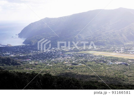八丈島ふれあい牧場からの景色　空港と東海岸 93166581