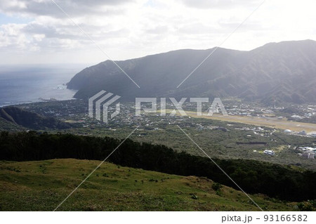 八丈島ふれあい牧場からの景色　空港と東海岸 93166582