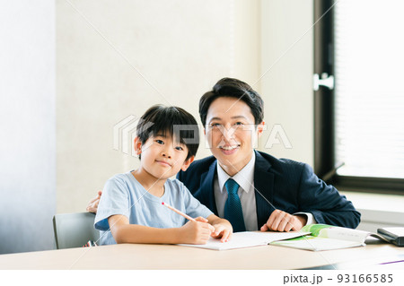 学習塾で勉強する男の子 93166585