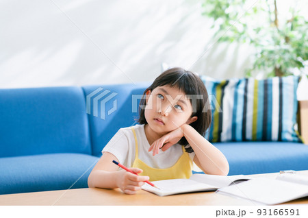 問題の解答を考える小学生 93166591