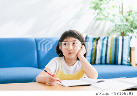 問題の解答を考える小学生 93166593