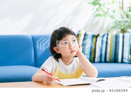 問題の解答を考える小学生 93166594