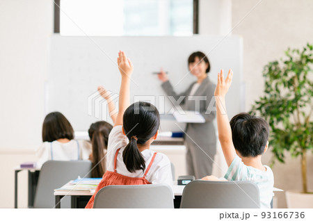 授業で手を上げる小学生 授業で手を上げる小学生 93166736