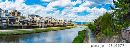 京都の夏の風物詩 鴨川納涼床 迫力ある青空の下 パノラマビュー 京都の夏の風物詩 鴨川納涼床 迫力ある青空の下 パノラマビュー 93166774