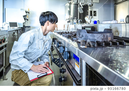 業務用厨房器具を確認する男性スタッフ 業務用ガスコンロ 業務用厨房器具を確認する男性スタッフ 業務用ガスコンロ 93166780