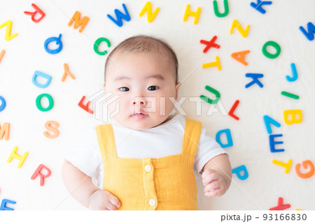 アルファベット　赤ちゃん　乳児 93166830
