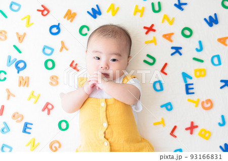 アルファベット　赤ちゃん　乳児 93166831