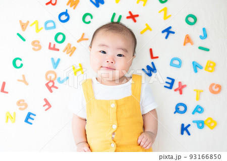 アルファベット　赤ちゃん　乳児 93166850