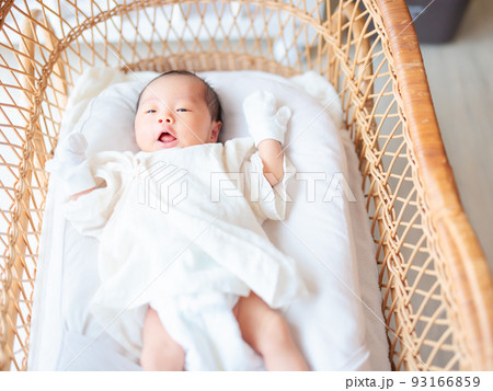 ベビーミトンをしたかわいい赤ちゃん 生後15日の新生児 ベビーミトンをしたかわいい赤ちゃん 生後15日の新生児 93166859