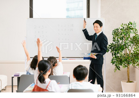 小学生に出題する男性講師 93166864