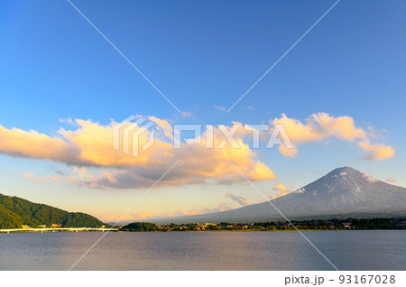 （山梨県）夏の夕暮れ・河口湖と富士山 93167028