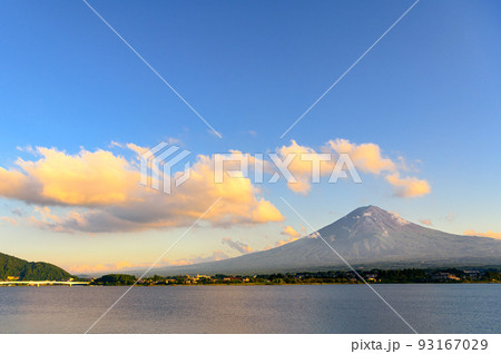 （山梨県）夏の夕暮れ・河口湖と富士山 93167029