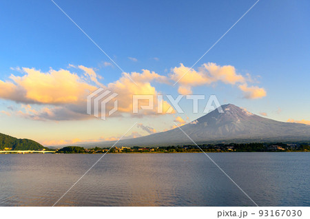 （山梨県）夏の夕暮れ・河口湖と富士山 93167030