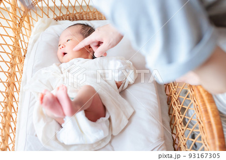 ゆりかごの赤ちゃんとママ 新生児 生後15日 ゆりかごの赤ちゃんとママ 新生児 生後15日 93167305